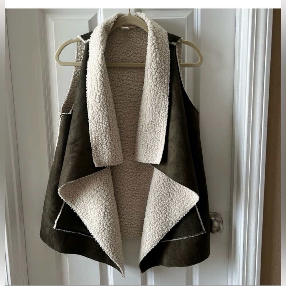 Sung light by olive, green sherpa linee vest